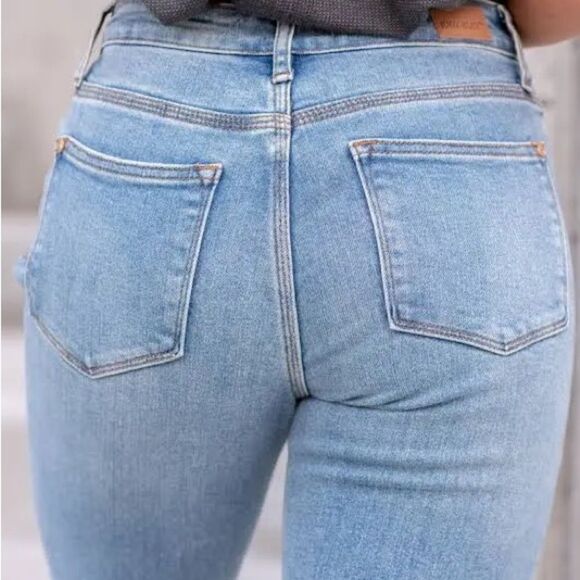 Judy Blue Yard Work Cross Over High Rise Medium Blue Wash Relaxed Fit, Size 18W - Picture 12 of 16